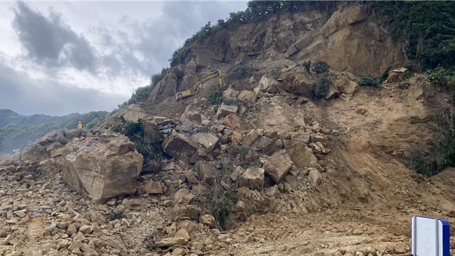 基隆台2线70.06K潮境公园外日前发生坍方事故。（公路局提供／蔡明亘台北传真）
