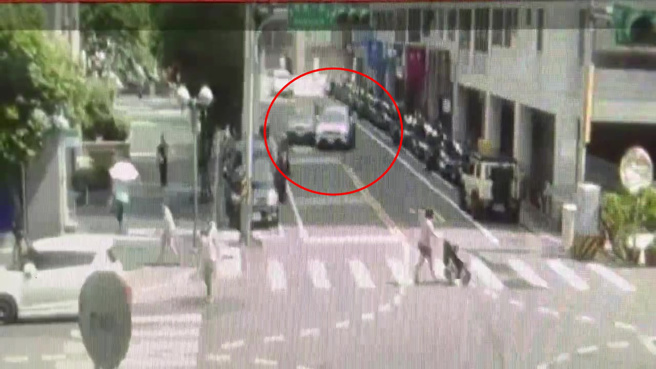 50歲的Uber司機徐姓男子與46歲的自小客駕駛李姓男子，在行駛中因超車問題發生爭執。（翻攝畫面）