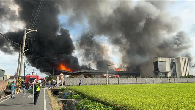 鹿港镇1间家具工厂今天下午4时许发生火警，火势猛烈，燃烧的黑烟直窜天际，数公里外都可看到，千坪厂房全面燃烧、塌陷。（民眾提供／叶静美彰化传真）