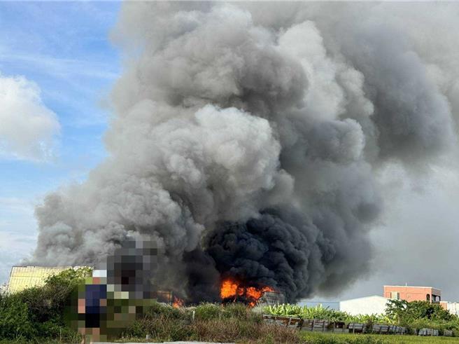 鹿港镇1间家具工厂今天下午4时许发生火警，火势猛烈，燃烧的黑烟直窜天际，数公里外都可看到，千坪厂房全面燃烧、塌陷。（民眾提供／叶静美彰化传真）