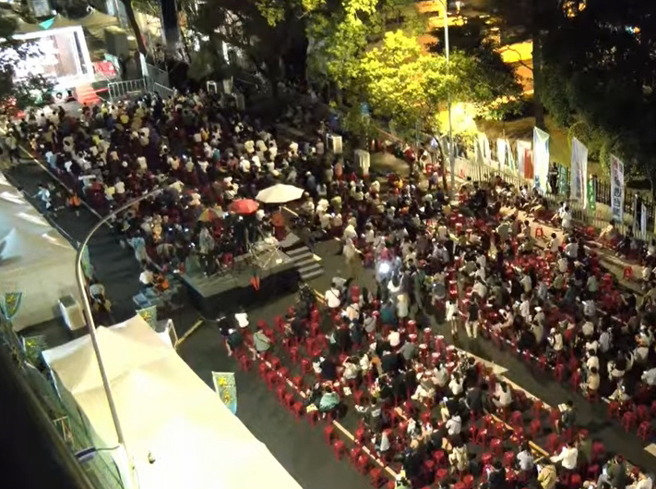 20日晚间过9时的空拍画面显示，青鸟集结的密度仍旧不高，有人说看起来比19日还少。（图／取自《中天新闻台》直播）