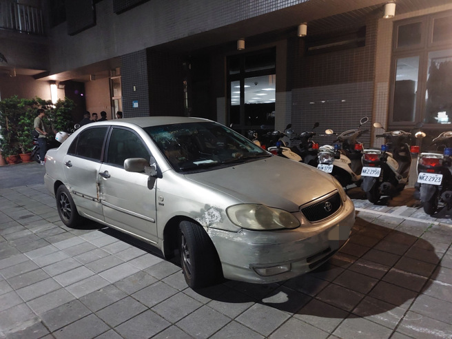 新北市汐止区中正路与礼门街口，发生一起车祸，现场一名男子无生命迹象被送往医院抢救，嫌犯车辆已被扣回派出所。（翻摄画面）