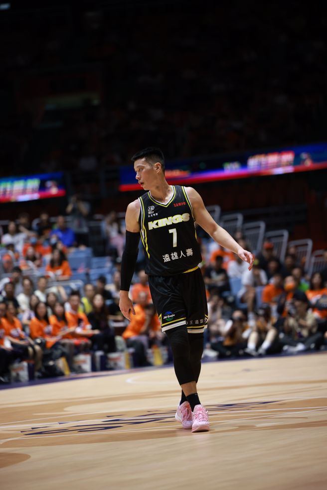 林书豪虽然犯满毕业，但仍带领国王击败领航猿，夺得队史首冠。(新北国王提供)