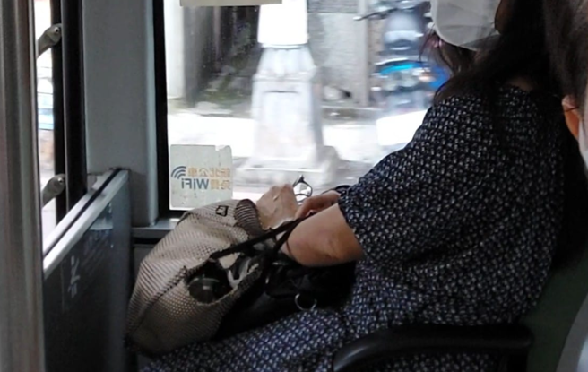 有網友搭公車遭搶走座位，心有不甘抱怨表示「有素質的台北人不會搶」。（圖／翻攝自臉書爆廢公社）