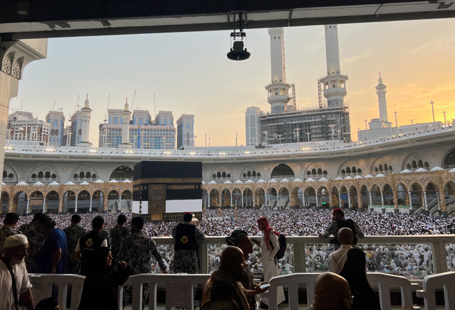 大批到麥加朝覲的穆斯林，18日擠滿大清真寺參與繞行天房（tawaf）儀式。沙國部署警力在場緊盯。（路透）