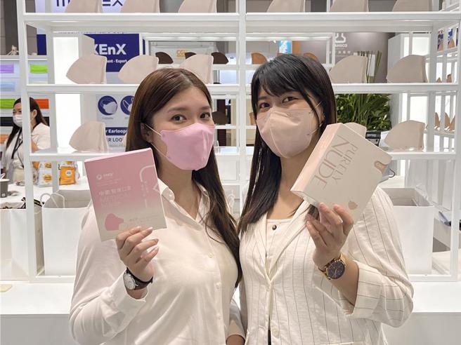 CSD中卫20日在「台湾国际医疗暨健康照护展」，宣布中卫口罩与「七七乳加巧克力」联名合作。图／中卫提供