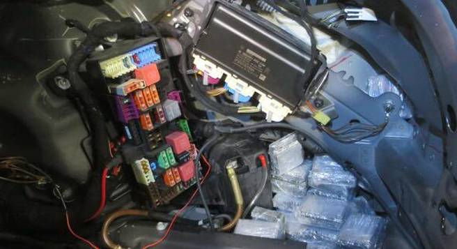 晶片走私曾是获利丰厚的行业，近几年美国限制高阶晶片输往大陆后，走私晶片又有回潮迹象。图为香港警方在通关汽车夹层内发现的走私晶片。（图／芯智讯）