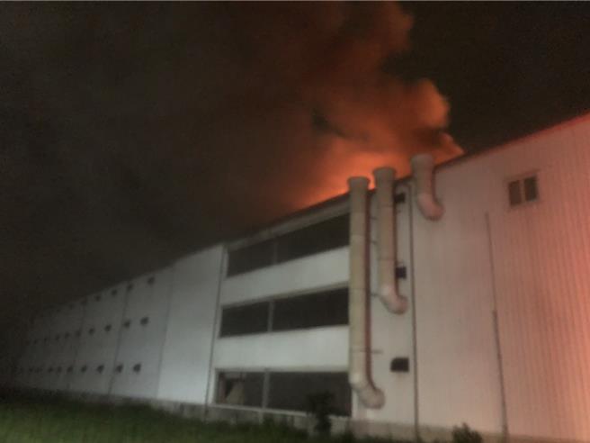 台南市後壁區長短樹一處3層樓的鐵皮建物，裡頭飼養雞隻，20日晚間9點頂樓冒出火煙。（讀者提供／張毓翎台南傳真）