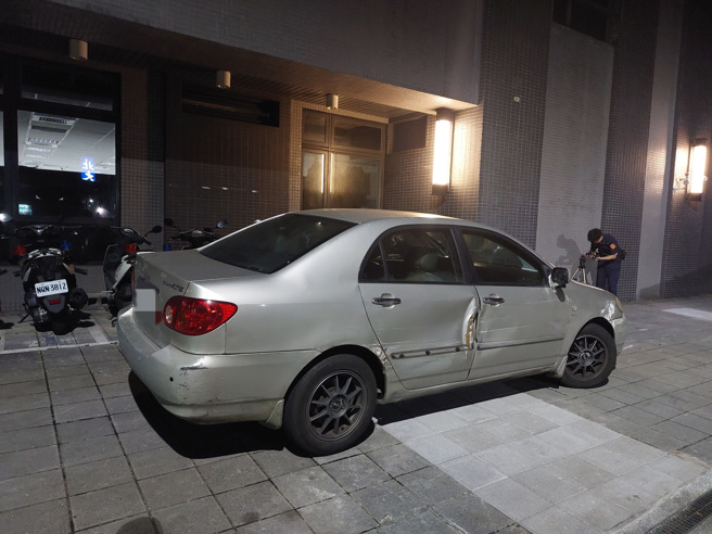 新北市汐止区中正路与礼门街口，发生一起车祸，现场一名男子无生命迹象被送往医院抢救，嫌犯车辆已被扣回派出所。（翻摄画面）