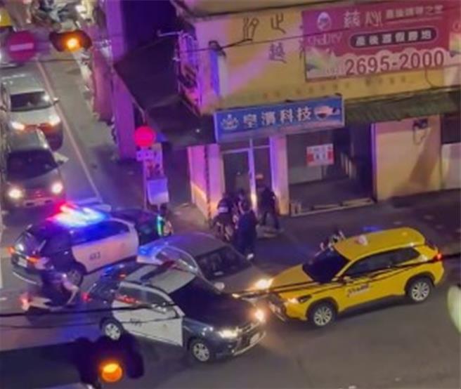 李男担心通缉身分被警方察知，心虚驾车逃窜。警方立刻拦截围捕，逃逸数公里后，不慎撞上1辆计程车。（翻摄脸书《汐止联盟》）