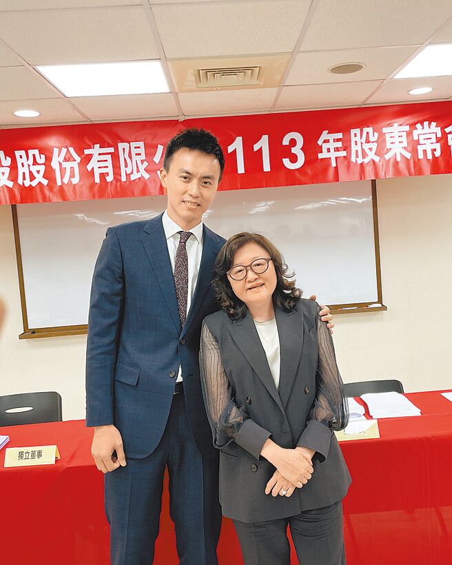 力麒建设董事长郭淑珍（右）交棒，19日股东会董事改选，由侄子郭济纲（左）接下董事长职务，完成世代承传。图／蔡惠芳