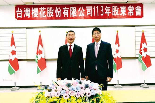 台灣櫻花董事長張永杰（左）、總經理李惠恂19日在股東會透露，櫻花即將發表AI智能廚房系統。圖／曾麗芳