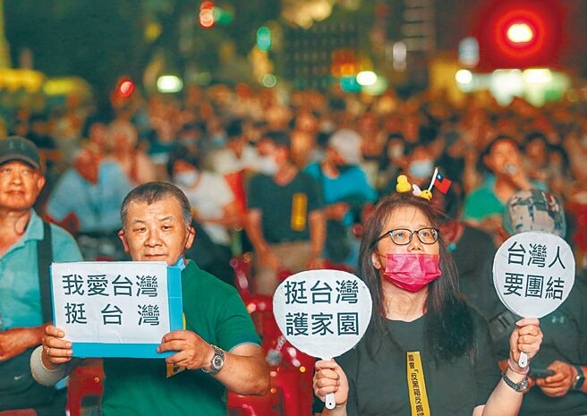 台湾公民阵线等团体19日在立法院周边举行「公民反国会滥权，重返立法院集结」行动。（王英豪摄）