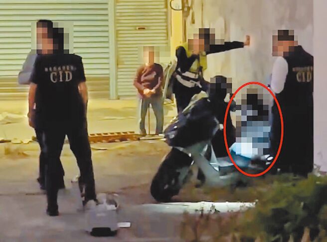 今年2月中旬，屏东县恒春警分局27岁詹姓警员疑执法过当打死嫌犯，引发社会譁然。（翻摄脸书「翻转大高屏交通违规」／谢佳潾屏东传真）