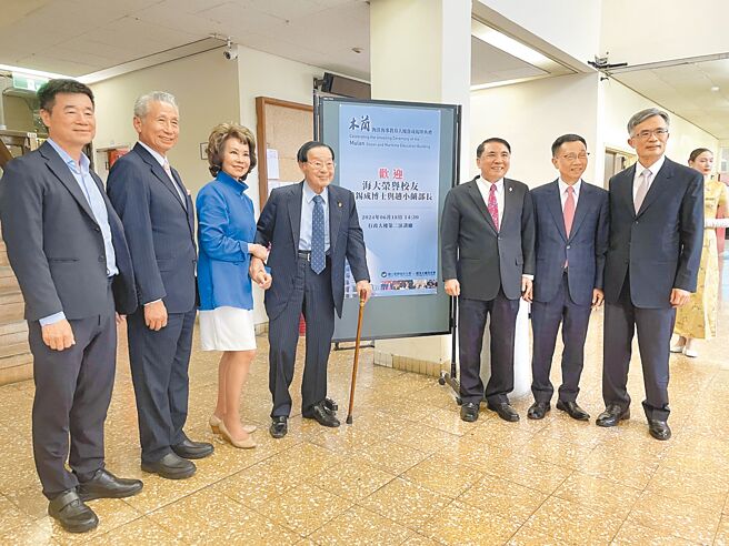 美国福茂集团创办人、「华人船王」赵锡成（左四）捐出100万美元，帮助台湾海洋大学兴建「木兰海洋海事教育大楼」，赵锡成的女儿赵小兰（左三）一同出席揭牌。（台湾海洋大学提供／徐佑升基隆传真）