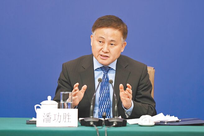 中国人民银行行长潘功胜19日表示，大陆坚持支持性货币政策立场，人行正在研拟未来货币政策框架，打算逐步把国债买卖纳入货币政策工具箱。（中新社）