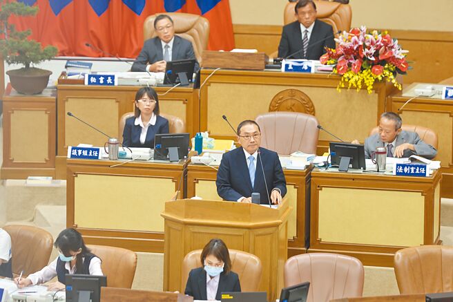 民进党新北市议员李宇翔关心林口轻轨进度，新北市长侯友宜（第二排中）表示，会做长期规画，捷运局长李政安补充，7月底会依据资料评估决定推动方向，如达到门槛将列为优先推动路线。（陈慰慈摄）