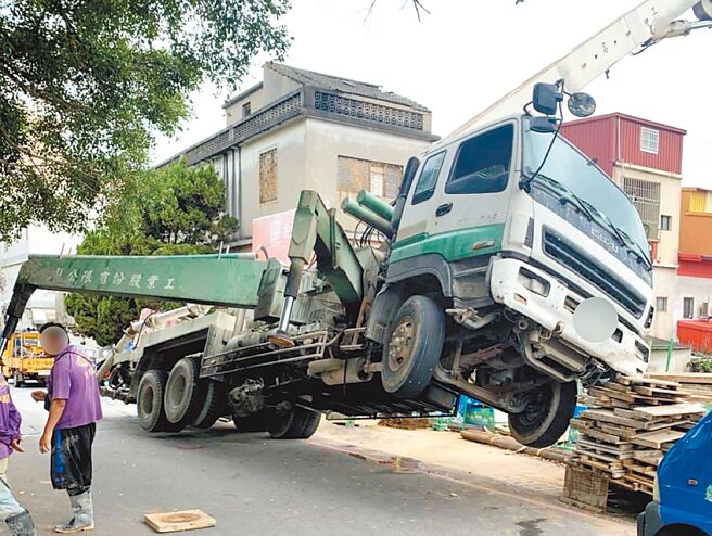 一辆水泥灌浆车在金城市区施工时，疑因路面塌陷导致车辆倾倒。（民眾提供／于家麒金门传真）