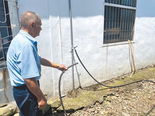苗栗县铜锣乡中平村3年多前好不容易装设自来水管线，但近半个月来发生「5天停水3天」情形，民怨四起，19日又接获停水通知，居民气得跳脚。（徐裕逢提供／李京升苗栗传真）