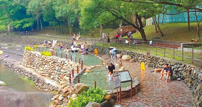 小烏來宇內溪戲水區為桃園市唯一合法開放溪流戲水場域，觀旅局將委託救生業者執勤，並安排每日巡檢人員。（觀旅局提供／姜霏桃園傳真）