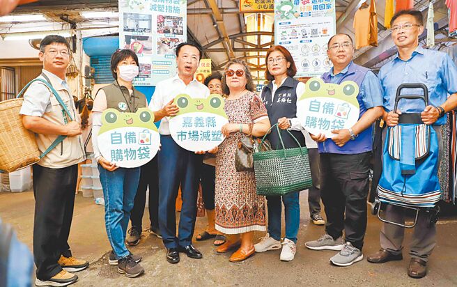 嘉義縣長翁章梁（左三）19日親自帶隊到朴子第二公有市場，與縣議員姜梅紅（右三）、環保局長張輝川（右一）等人一同宣傳減塑。（呂妍庭攝）