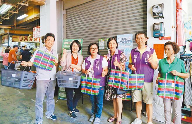 嘉義市環保局長李佳禾（左一）19日與東公有零售市場攤商一同宣傳「環保袋迺菜市」活動。（嘉義市政府提供／呂妍庭嘉義傳真）