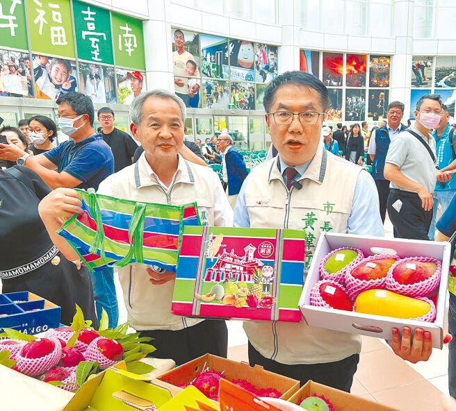 2024年台南國際芒果節22日將從走馬瀨農場起跑，市長黃偉哲（右）歡迎大家前來購買品質有保障又好吃的台南芒果。（洪榮志攝）