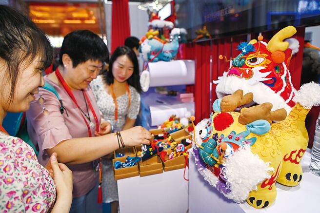 隨著大陸「國潮」文化的興起，國風玩具也在迅速「圈粉」中年玩家。（中新社）