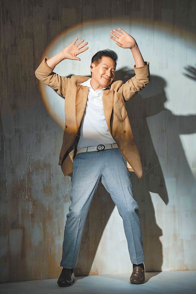 文章穿上Stefano Ricci雙排扣外套，直言思緒有回到90年代的感覺。Stefano Ricci飛燕領絲棉Polo衫3萬6000元，小羊皮雙排扣外套22萬9000元，灰色休閒西褲3萬4000元，鱷魚皮樂福鞋13萬9000元，珠光白色鱷魚皮腰帶10萬9000元。（石智中攝）