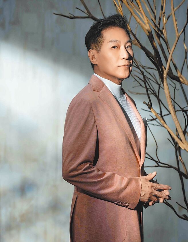 文章今年再開演唱會，對許久不見他的歌迷是一大樂事。Stefano Ricci粉色西裝外套12萬元，圓領緹花針織衫3萬4200元，白色手工針織口袋巾6000元。（石智中攝）