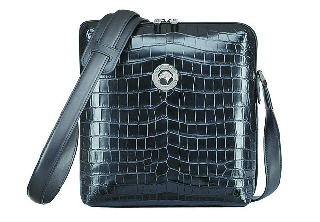 Stefano Ricci黑色啞光鱷魚皮郵差包，售價39萬3000元。（Stefano Ricci提供）