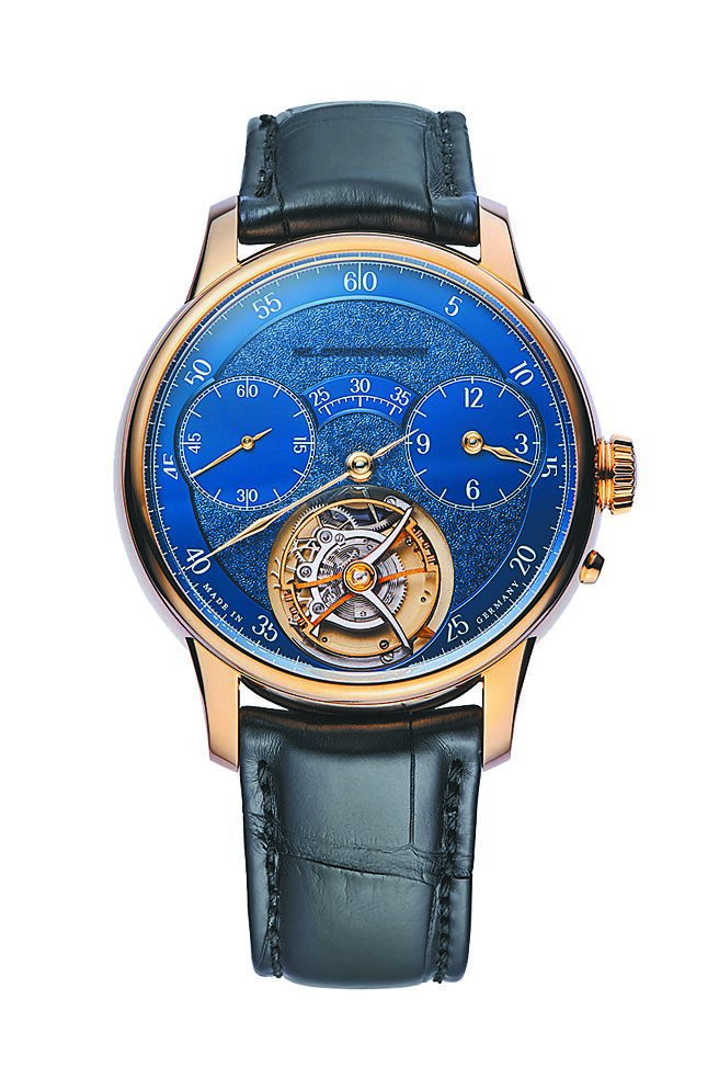 Moritz Grossmann為瑞博品10周年打造的特別版，Tourbillon Tremblage Royal Blue面盤上的雕花與陀飛輪是精采之處，售價668萬元。（瑞博品提供）