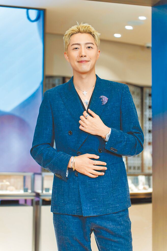 蔡凡熙出席DAMIANI微風廣場頂級珠寶店活動，以一身華麗的Belle Epoque系列珠寶與腕表出席活動現場。（吳松翰攝）