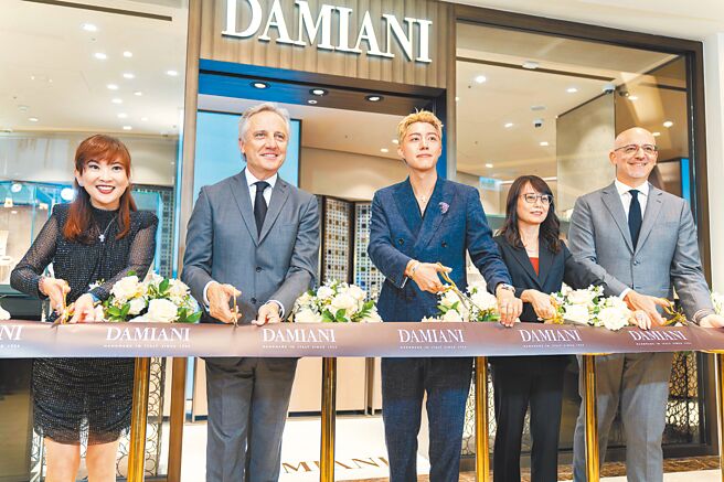 DAMIANI微風高級珠寶精品店開幕剪綵，左起依序為台灣DAMIANI總經理Maggie Wang、DAMIANI集團副總裁暨CEO Jerome Favier、蔡凡熙、微風數位董事長張怡玲，及DAMIANI亞太暨日本區域市場總監Mauro Malta。（吳松翰攝）