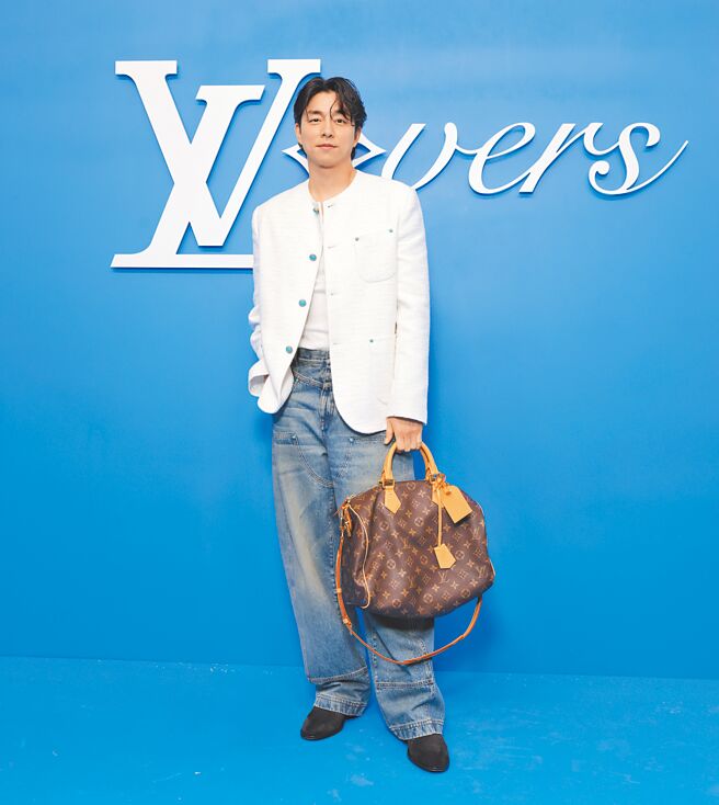 韓國巨星孔劉以一身低調有質感的淺色系服裝現身大秀。（LV提供）