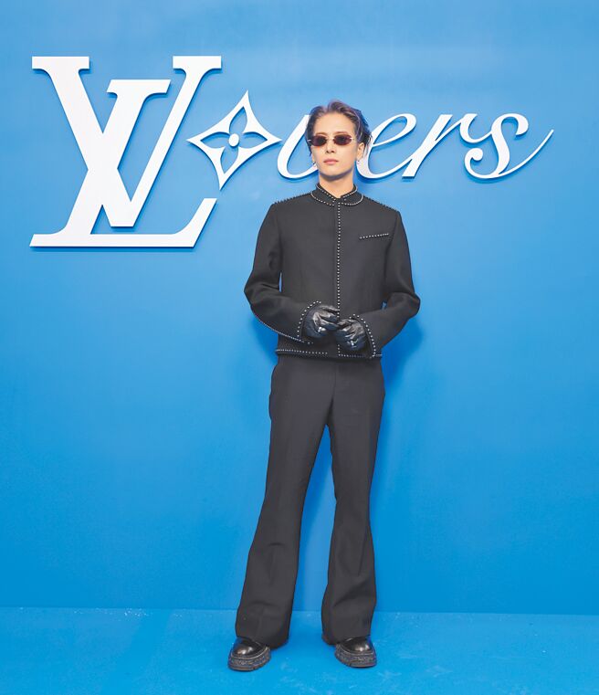 男星王嘉爾以一身黑色抵達大秀現場。（LV提供）