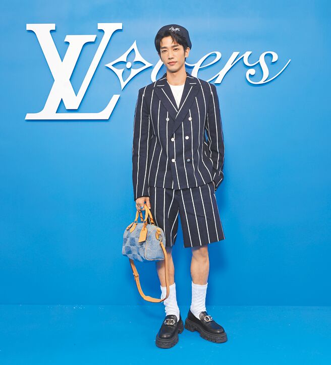 台灣代表劉以豪一身LV條紋西裝造型，現身2025春夏男裝大秀。（LV提供）