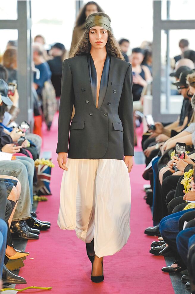 Burc Akyol開頭就來一套反戰與和平的象徵，大秀主題不言而喻。（摘自FHCM）