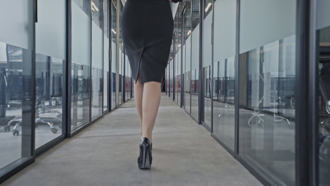 漂亮OL彎腰看文件「超性感」！色男「拍一下翹臀」下場慘了