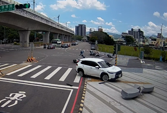 离奇！台中男撞分隔岛「720度倒车高速绕圈」  保龄球式扫翻4机车　