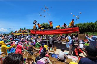 琉球迎王平安祭王船進水典禮 3400斤平安糖分享上千信眾