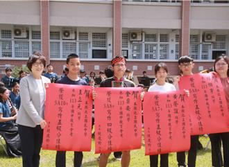 台東2國中生會考獲5A10＋ 饒慶鈴頒贈紅榜