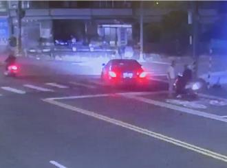 不爽被按喇叭超车 宾士男逼车拦停吼骂机车骑士