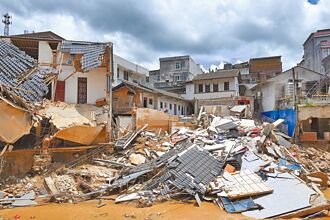 华南暴雨成灾 海、陆两会慰问