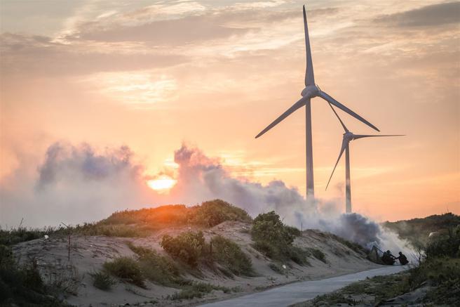  官兵實施發煙作業，運用發煙器形成巨大煙幕遮障，成功遮蔽目標區。（記者陳怡璿攝）