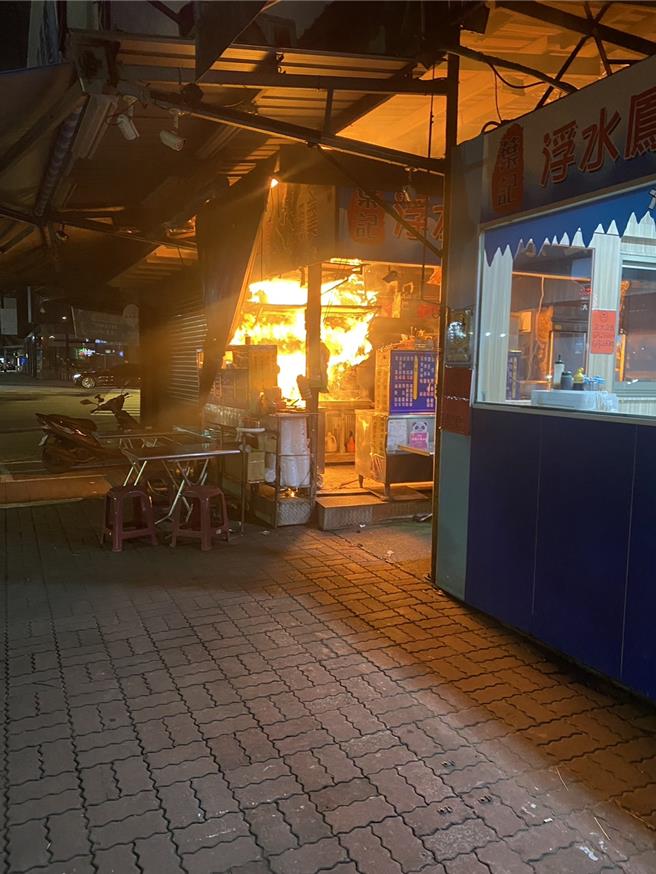 台南市北区和纬黄昏市场内的浮水鱼羹店20日接近午夜时，突然天然气管线爆炸，随即窜出猛六火势，当时店家还在营业，幸好店员未受波及。（读者提供／程炳璋台南传真）