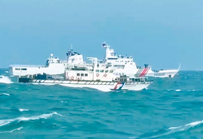 图为刻意接近离岛的大陆海警船，下一阶段可能会在台湾某个重要港口外海出现。（图／海巡署）
