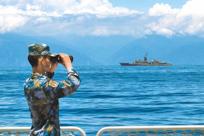 在以中共海警船执行隔离政策时，可能会有少数中共军舰随行护卫。（图／新华社）