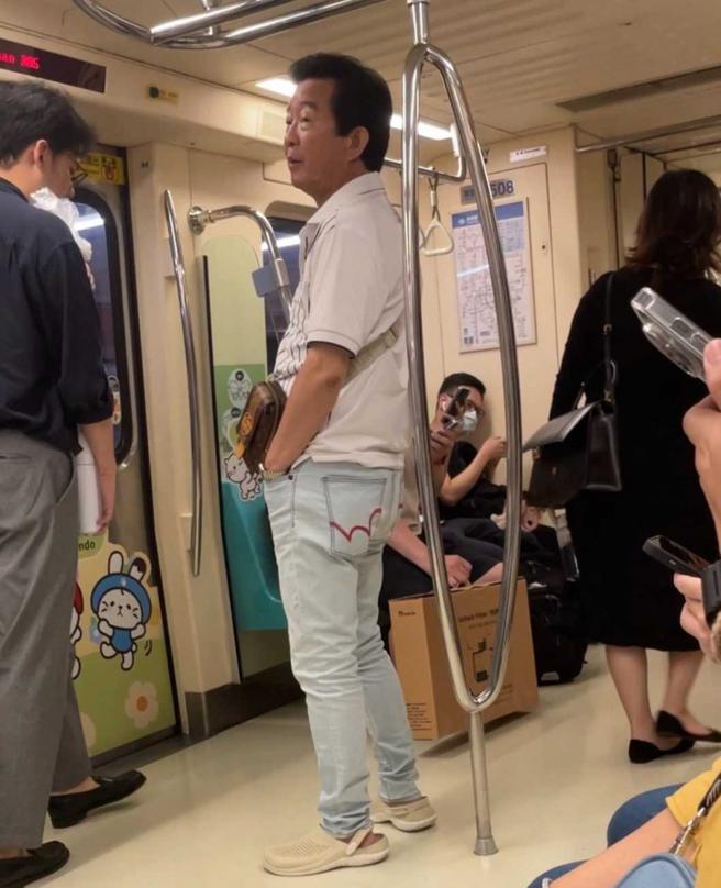 高群手插口袋，在行驶的捷运上展现超强平衡感。（图／读者提供）