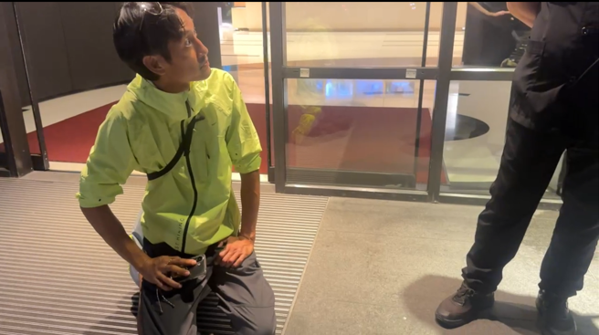 唐治平最近到電視台下跪，懇求工作機會。（翻攝畫面）